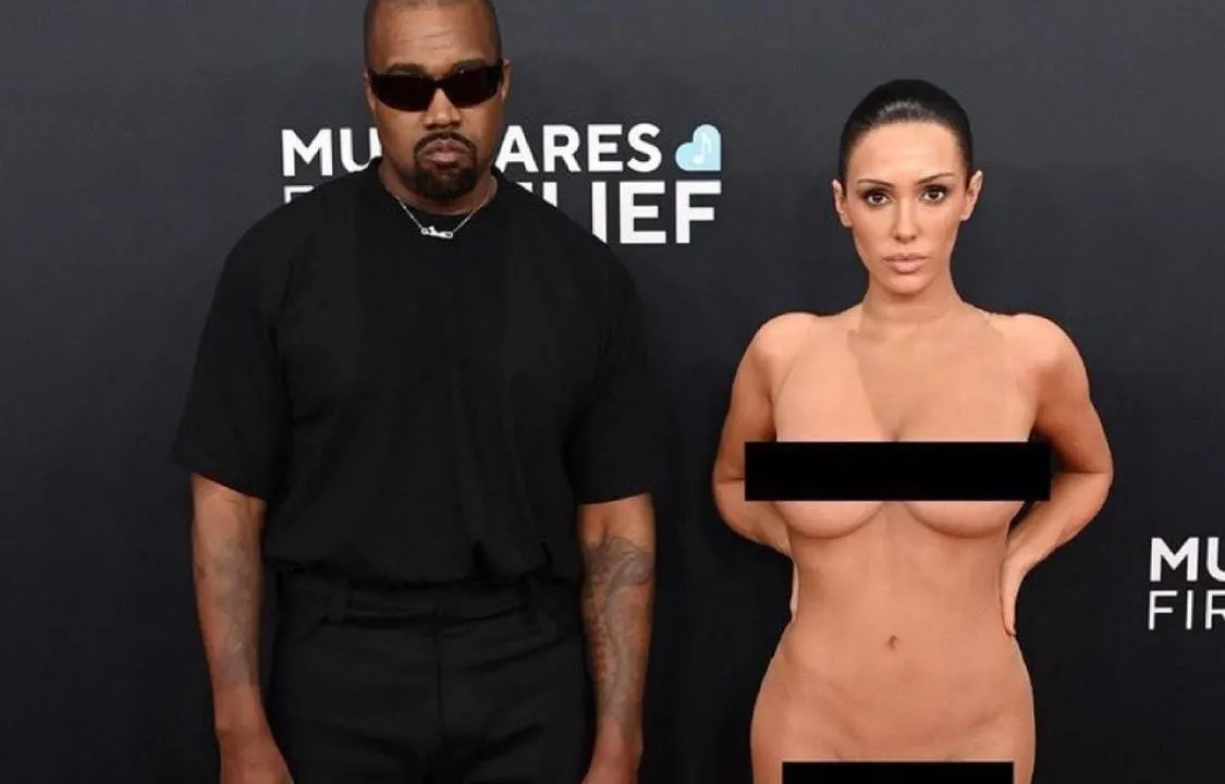 Bianca Censori impacta en los Premios Grammy 2025 al aparecer prácticamente desnuda