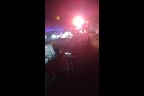 Conductor ebrio se estrella contra el muro de contención en el Periférico