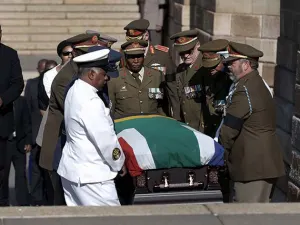 Sepultan a Nelson Mandela en su comunidad natal