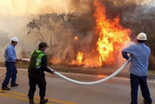 Incendios en Bolivia obliga a evacuar a residentes del área