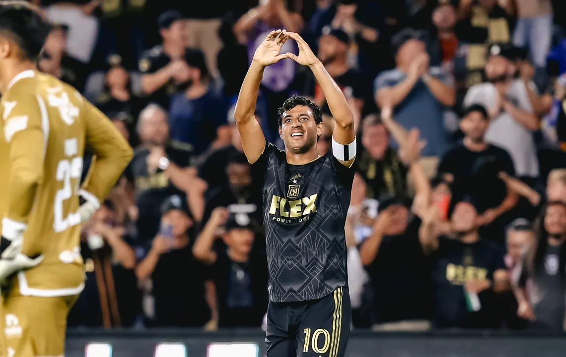 Carlos Vela anota doblete