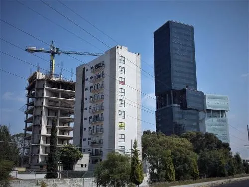 Tras caída de más de 100 metros de torre en Zavaleta, trabajador de la construcción pierde la vida