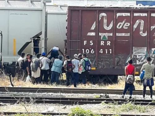 Migrante sufre descarga eléctrica al viajar en ‘La Bestia’