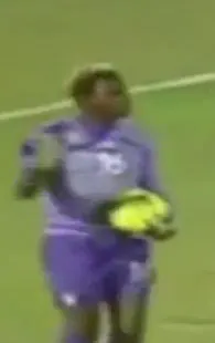 Portero despeja con salto mortal (VIDEO)