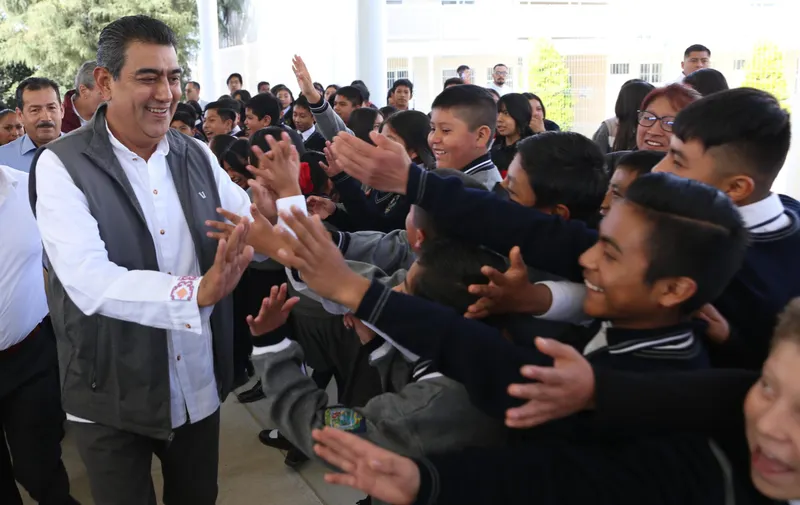 Gobernador de Puebla inaugura obras educativas en San Miguel Canoa, en beneficio de pueblos originarios