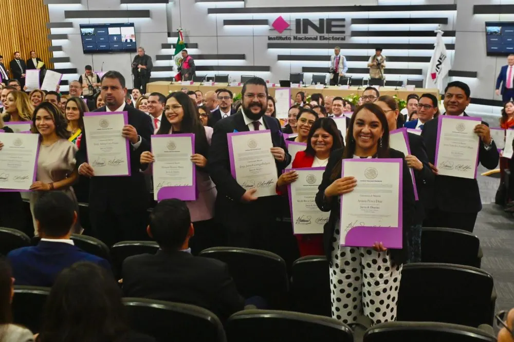Entrega constancias magistrados