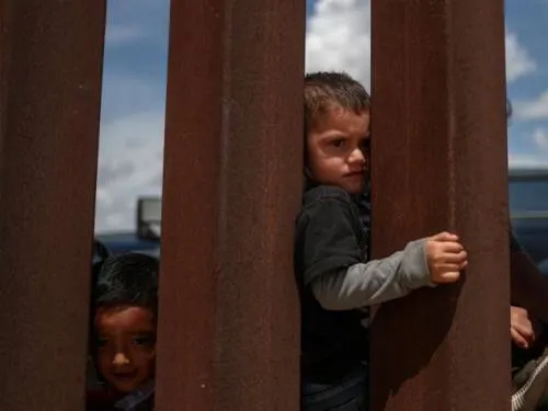 Más de 500 menores migrantes aún separados de sus familias