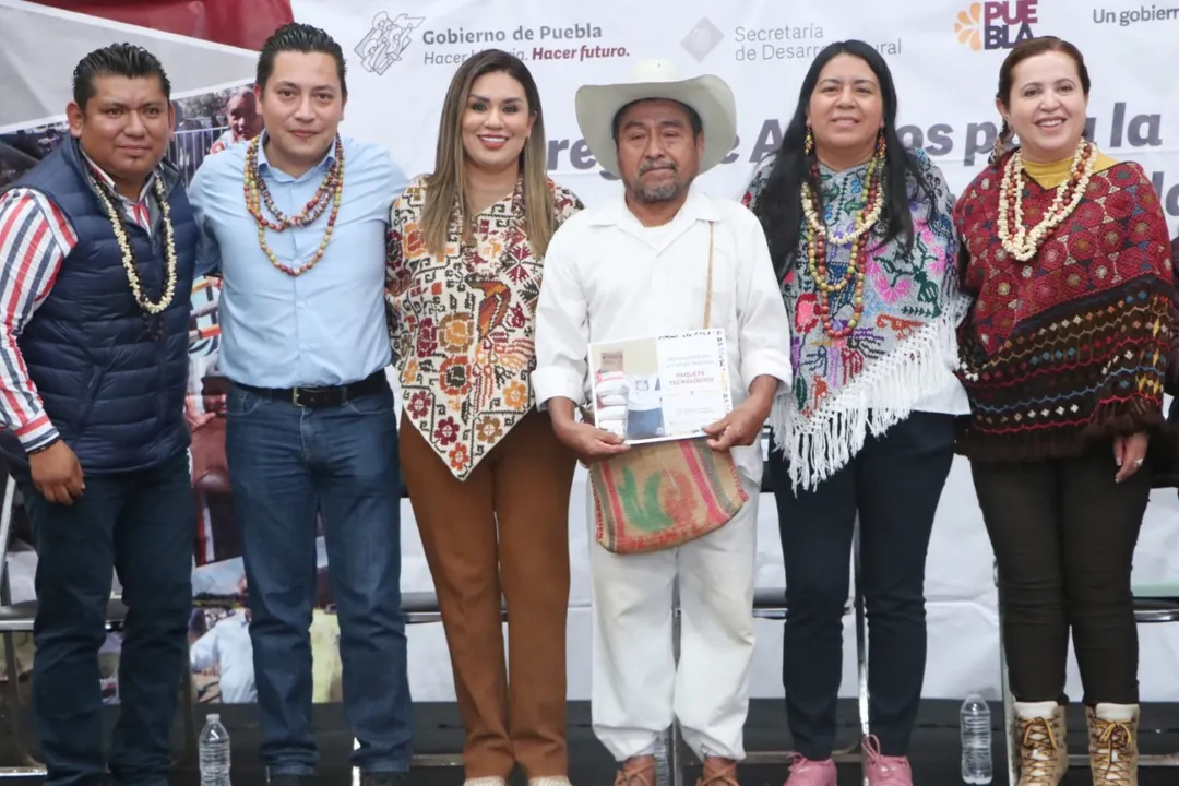 Entrega Gobierno del Estado paquetes tecnológicos para productores de Sierra Nororiental