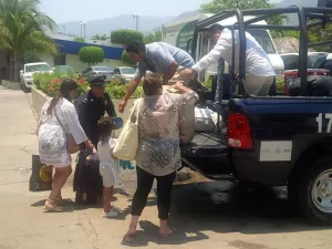 Gendarmería y PF auxilian a los afectados por oleajes