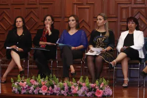 Celebran foro conmemorativo por 63 años del voto de la mujer