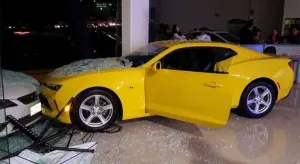 Menor de 7 años choca camaro en exhibición