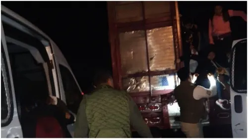 Rescatan en Chiapas a 97 migrantes centroamericanos abandonados en camión