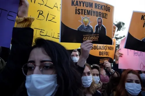 Dispersan a estudiantes con gas lacrimógeno y balas de plástico tras protesta en Turquía