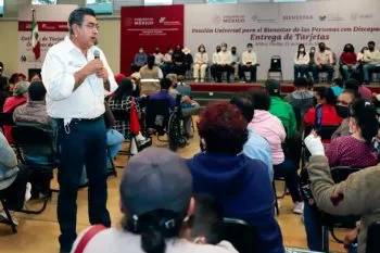 Gobernador de Puebla preside entrega de tarjetas de Bienestar en Atlixco