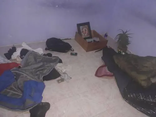 Durante cateo, la Fiscalía aseguró droga y una manta en Almecatla