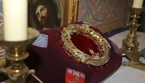 Corona de Espinas de Jesús y Túnica de San Luis sobreviven a incendio de Notre Dame
