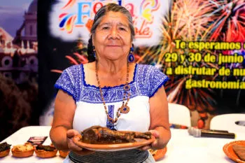 Con Feria del Mole de Calpan, el Gobierno de Puebla impulsa a las cocineras tradicionales