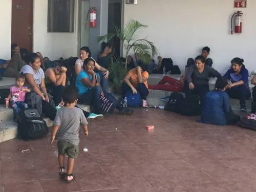 Hallan a 73 migrantes en tráiler; iban tras el “sueño americano”
