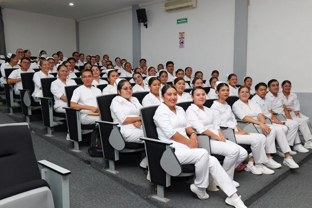 Concluyen formación profesional 91 enfermeras y enfermeros de la USEP