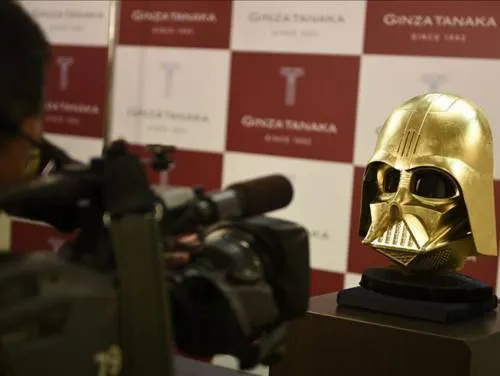 Video: Casco de oro de Darth Vader se vende por 1,3 millones de euros