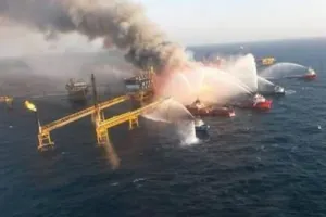 Controlado en su totalidad, incendio en plataforma de Pemex