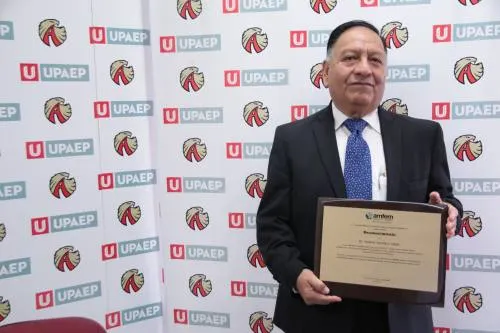Octavio Castillo, de Upaep, recibe reconocimiento de la Amfem