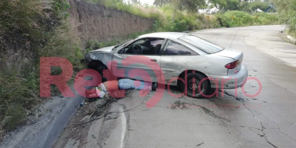 Resulta herido tras volcar y salir proyectado de su auto