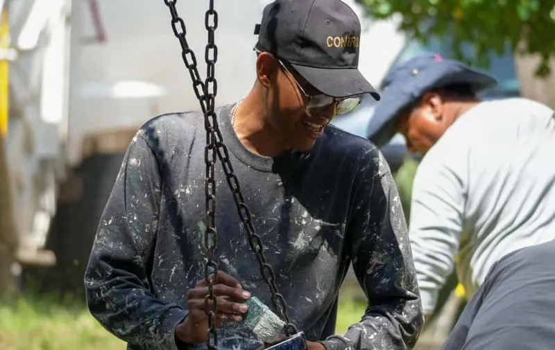 Inspecciona Pepe Chedraui labores de chapeo y rehabilitación en el parque Las Palmas