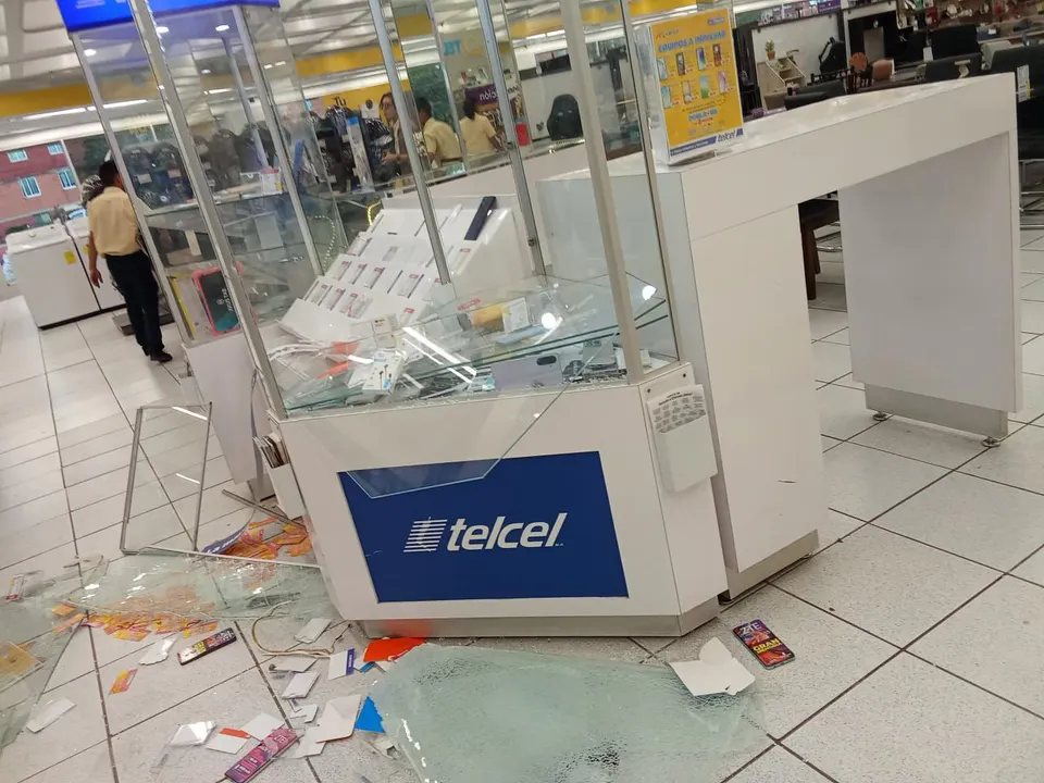 Grupo armado rompe vitrinas y roba celulares en tienda Coppel de Chapulco