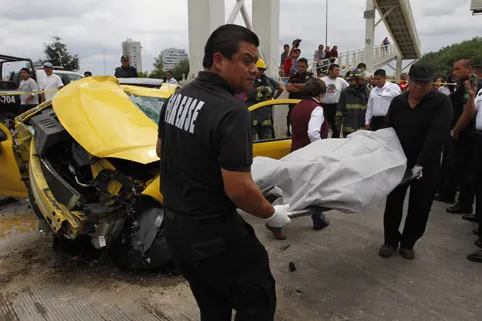 Muere conductor en la Atlixcáyotl; su esposa sobrevivió