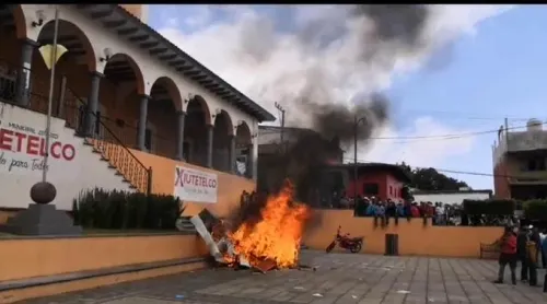 Vecinos de Xiutetelco protestan por falta de obra y queman mobiliario de la presidencia