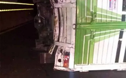 Volcadura de camión de carga deja tres lesionados en la México-Puebla
