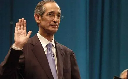 Arrestan por corrupción al expresidente de Guatemala, Álvaro Colom