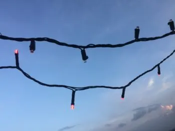 Con luces navideñas, hombre adorna su prótesis de pierna