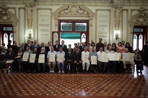 Cabildo reconoce a personalidades por eventos del 5 de mayo