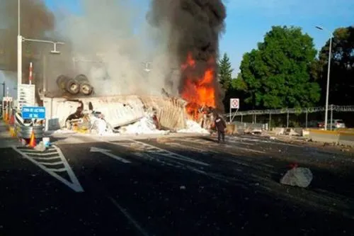 Tráiler se incendia en la caseta México-Toluca