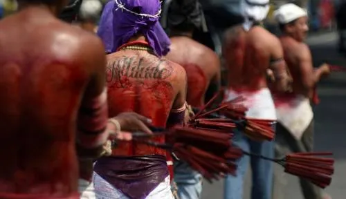 Penitentes filipinos eximen sus pecados con ritos sangrientos en Jueves Santo