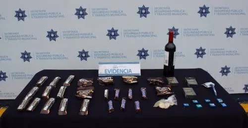 Detienen fuerzas municipales a dos personas por robo a Oxxo