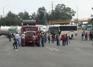 Normalistas michoacanos liberan vehículos secuestrados