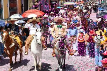 San Pedro Cholula reúne a más de 6 mil personas en desfile del 16 de septiembre