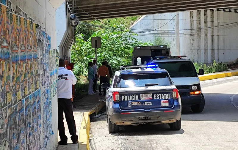 Fallece conductor tras volcarse y caer a una barranca en la Vía Atlixcáyotl