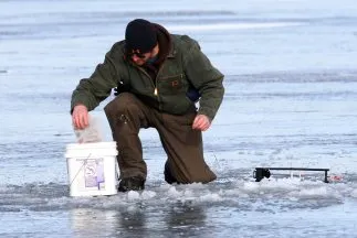 Los rescatan flotando en un trozo de hielo sin rumbo