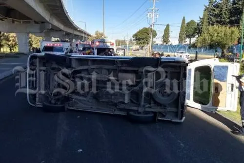 6 lesionados, saldo de volcadura en la Puebla-México