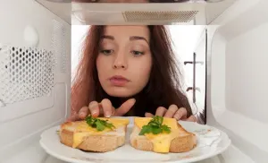 ¿Sin tiempo para comer? Consejos para preparar comida en microondas
