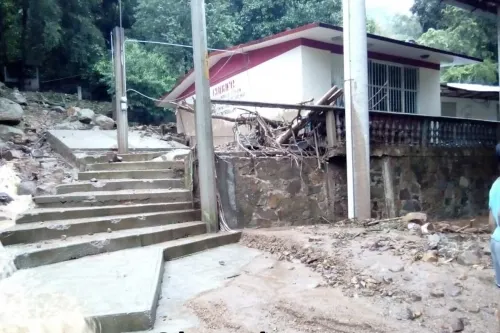 Fuertes lluvias pegan en Hidalgo; se reportan derrumbes y desalojos