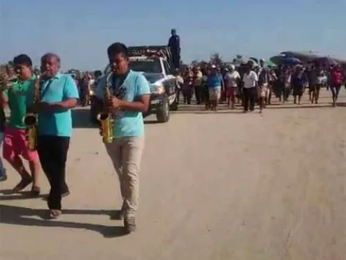 Entre lágrimas, hoy sepultan a 9 víctimas del helicóptero caído