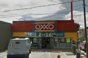 Un hombre asalta un Oxxo con arma de fuego en la nacional