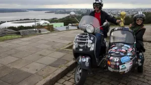 Británico viaja por países mundialistas en motocicleta