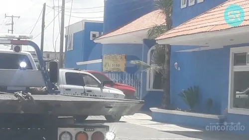 Intenta forzarla a tener relaciones sexuales y ella lo mata en motel