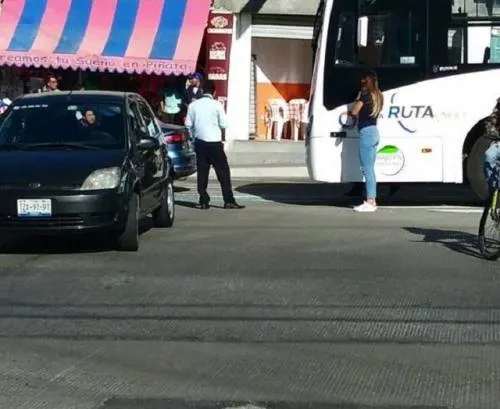 Joven choca con línea 3 de Ruta frente a Plaza Crystal